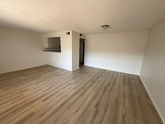 4th image of 1039 E Spazier Ave #K