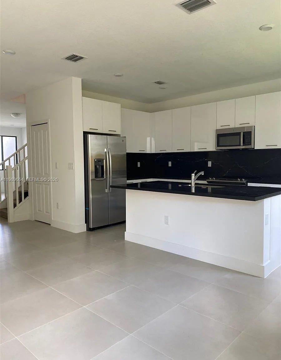3 bed, 3.5 bath, $3,400 — Photo 4