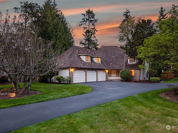 Wonderful home in desirable Winterwood Estates!>