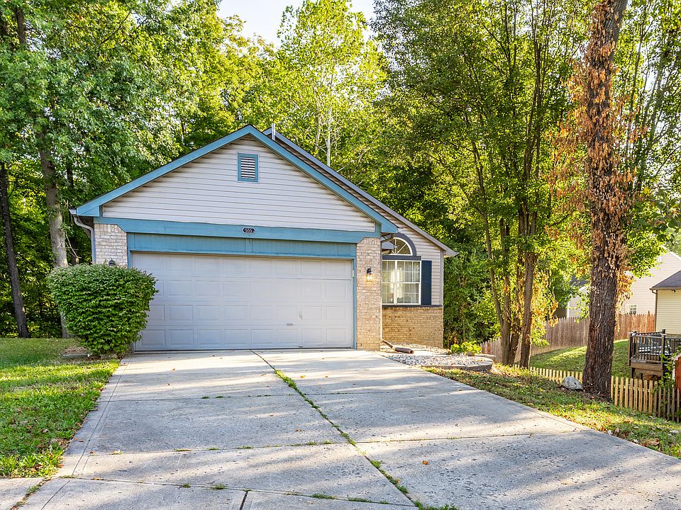 1st image of 555 Grand Woods Dr