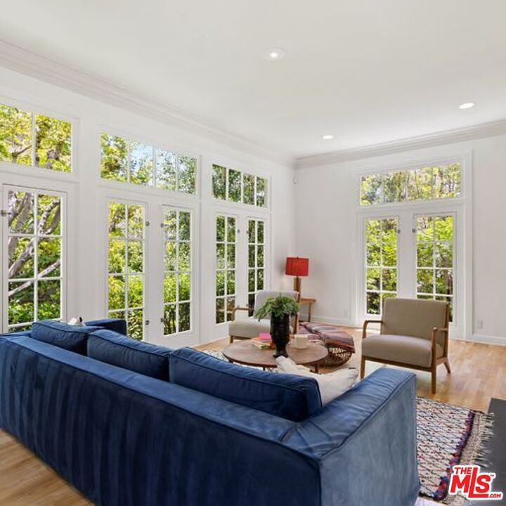 1st image of 1401 N Beverly Dr