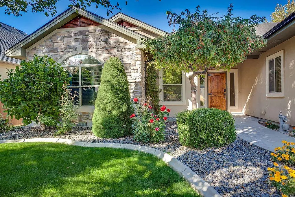 1074 W Yosemite Dr — Photo 1