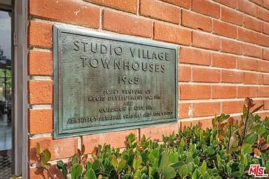 2 bed, 2.5 bath, 1350 sqft, $4,700 — Photo 3