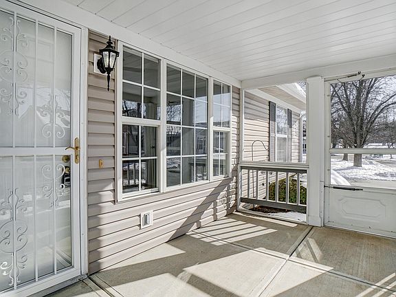 3rd image of 1296 Hillview Cir W
