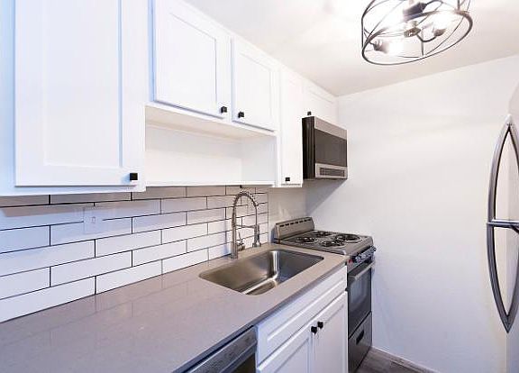 5th image of 1011 E Orange St