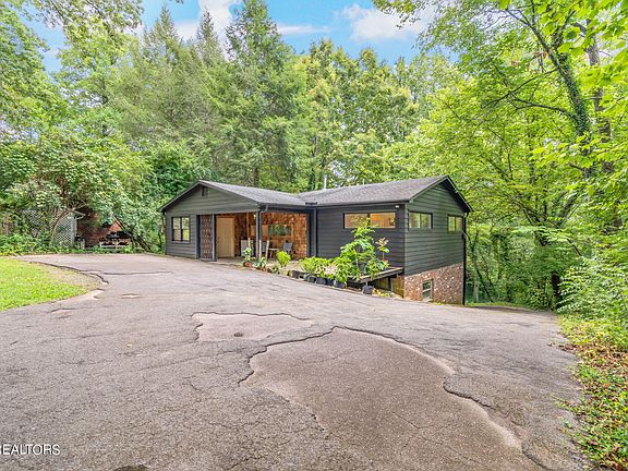 3rd image of 512 SW Chippewa Cir