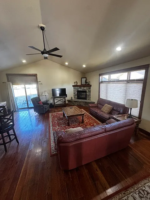 5 bed, 3626 sqft, $4,550 — Photo 2