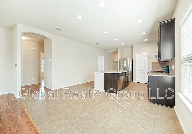 516 Stonebrook Dr — Photo 14