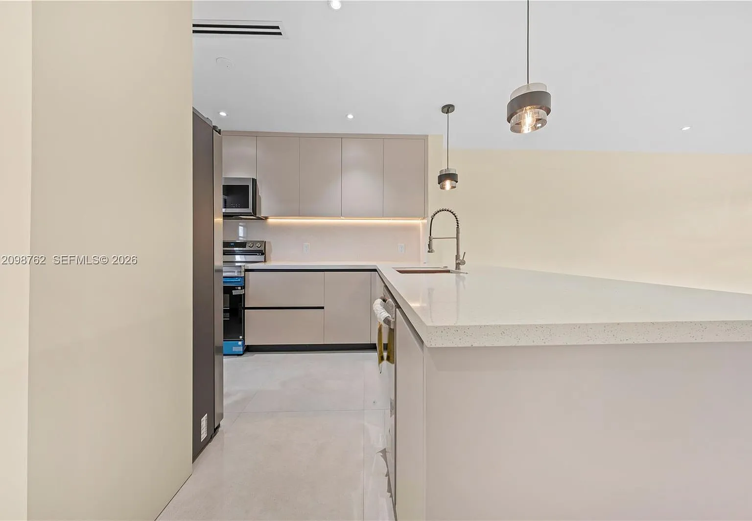 Fourth Horizons Condo — Photo 3