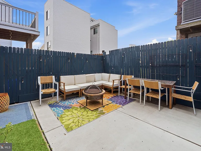 2568 Collins St — Photo 5