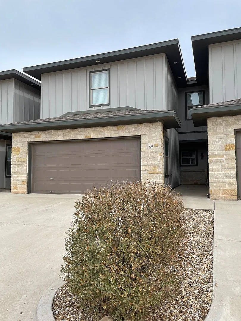Fabulous Townhome In Nw Lubbock - 3b/3.5b/2g — Photo 1