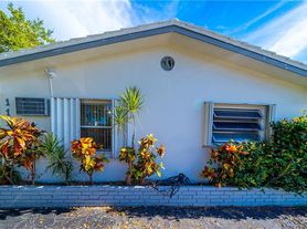 1118 NE 2nd Ct, Hallandale, FL