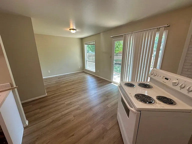 1480 Edgewood Ct — Photo 3