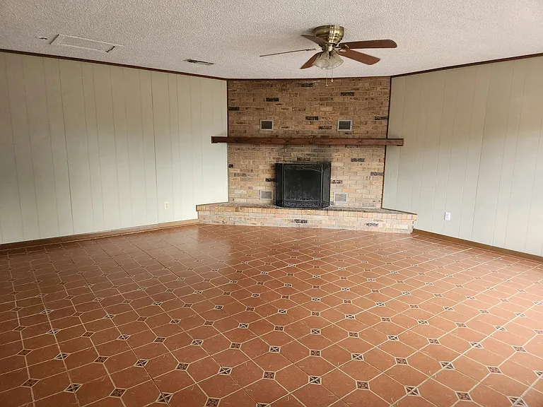703 S Foster St — Photo 4