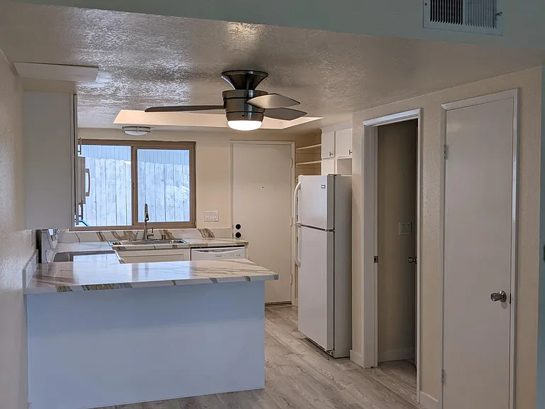 5637 Lake Park Way #6 — Photo 33