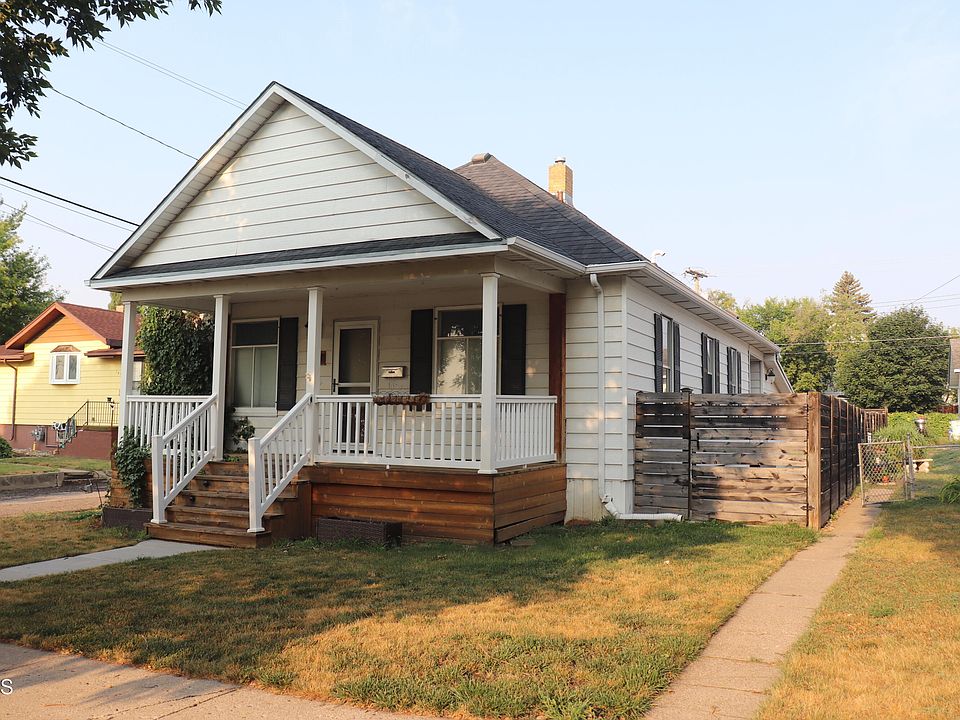 1st image of 107 8th Ave NW