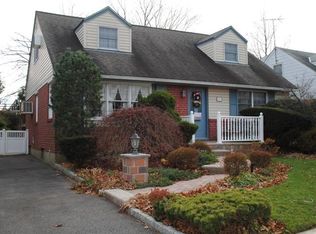 11 Greentree Rd, Mineola, NY 11501