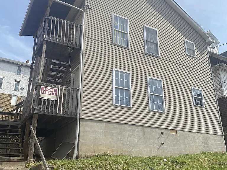 279 Wiles St — Photo 2