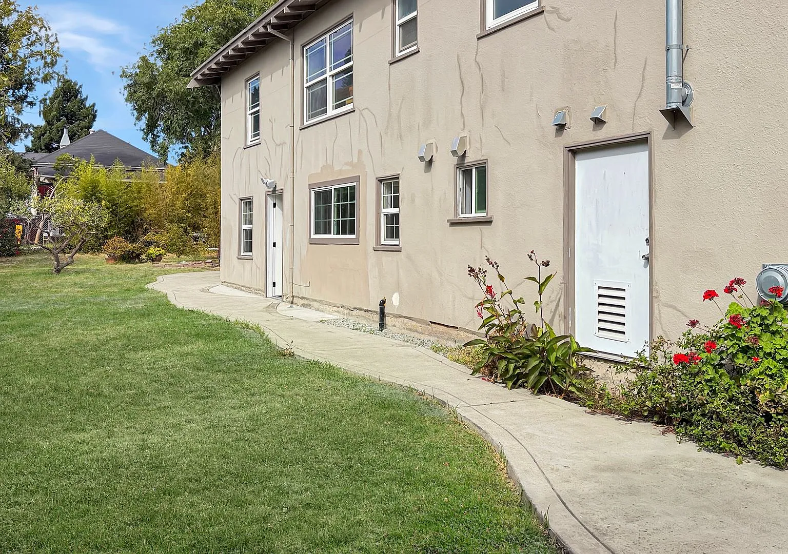 Completely Renovated Apartment in a lovely 3-unit Building with a Large Shared Yard! — Photo 3