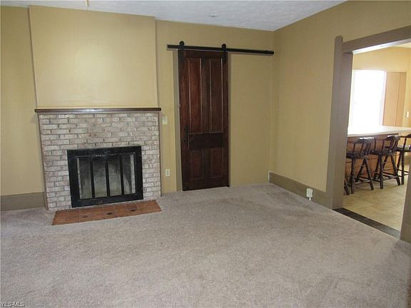 5th image of 129 Forest St