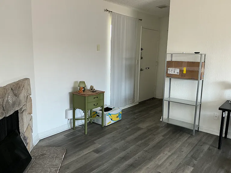326 W Queen St — Photo 6