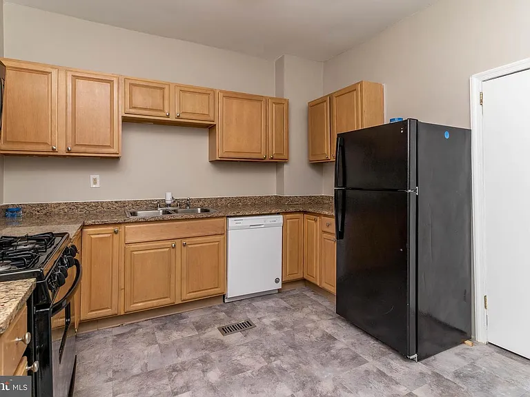 551 E 38th St #1 — Photo 7