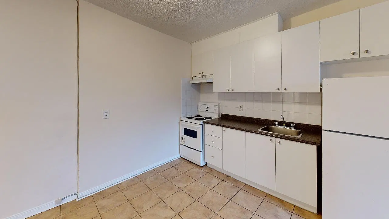 506 Danforth Apartments — Photo 2