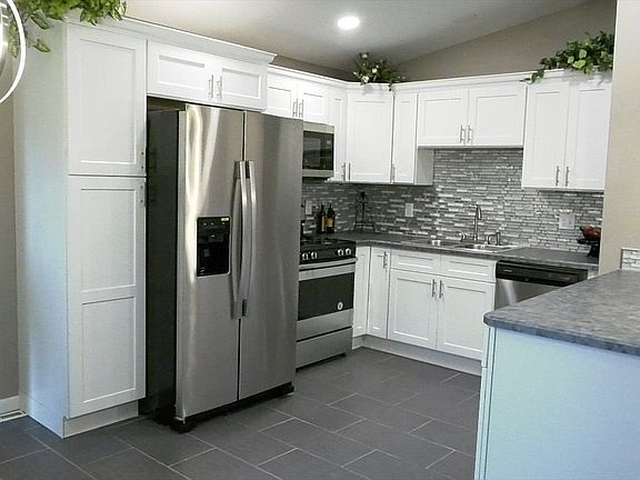 5th image of 12 Anne Dr