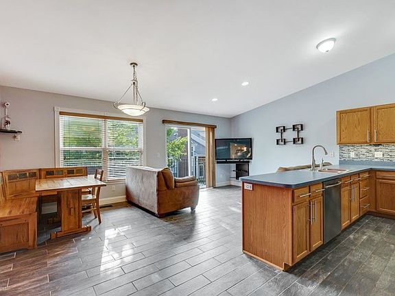 3rd image of 42873 Richmond Dr