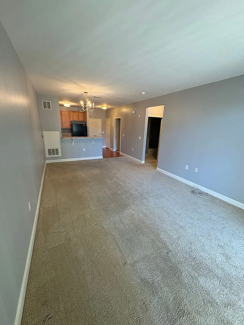 200 W Elm St — Photo 3