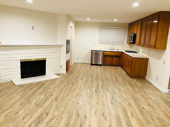 3rd image of 23621 Vanowen St