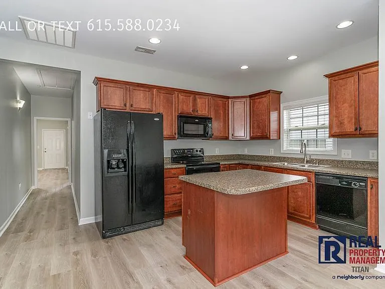 1004 Briggs Ln — Photo 3
