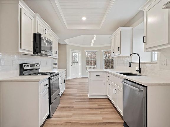 4th image of 2201 NW Cove Ct