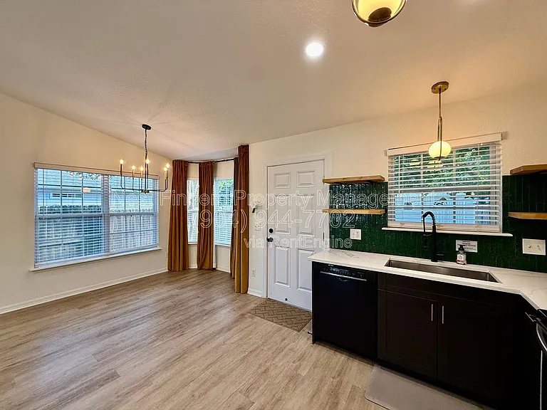 725 Alexander St — Photo 11