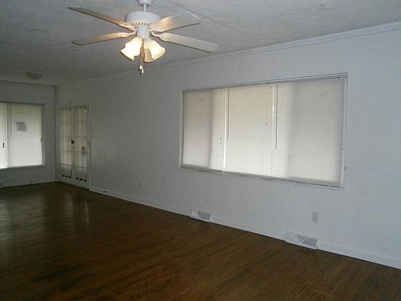 4th image of 220 Valleyview Dr