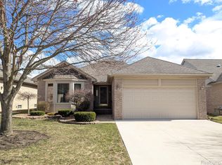 17845 Pointe Cir, Clinton Township, MI 48038