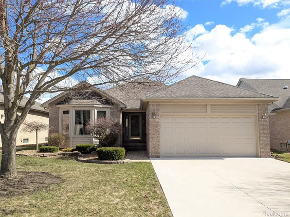 17845 Pointe Cir, Clinton Township, MI 48038
