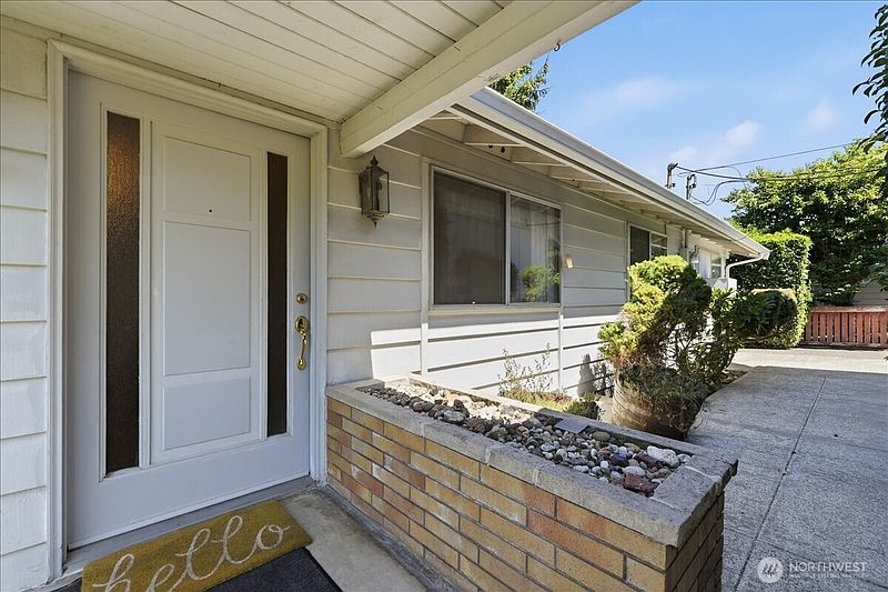 3rd image of 912 E Cherry Hill Street
