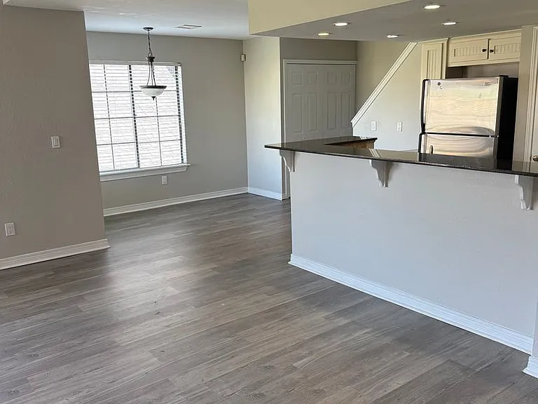 Silver Sands Apartments — Photo 27