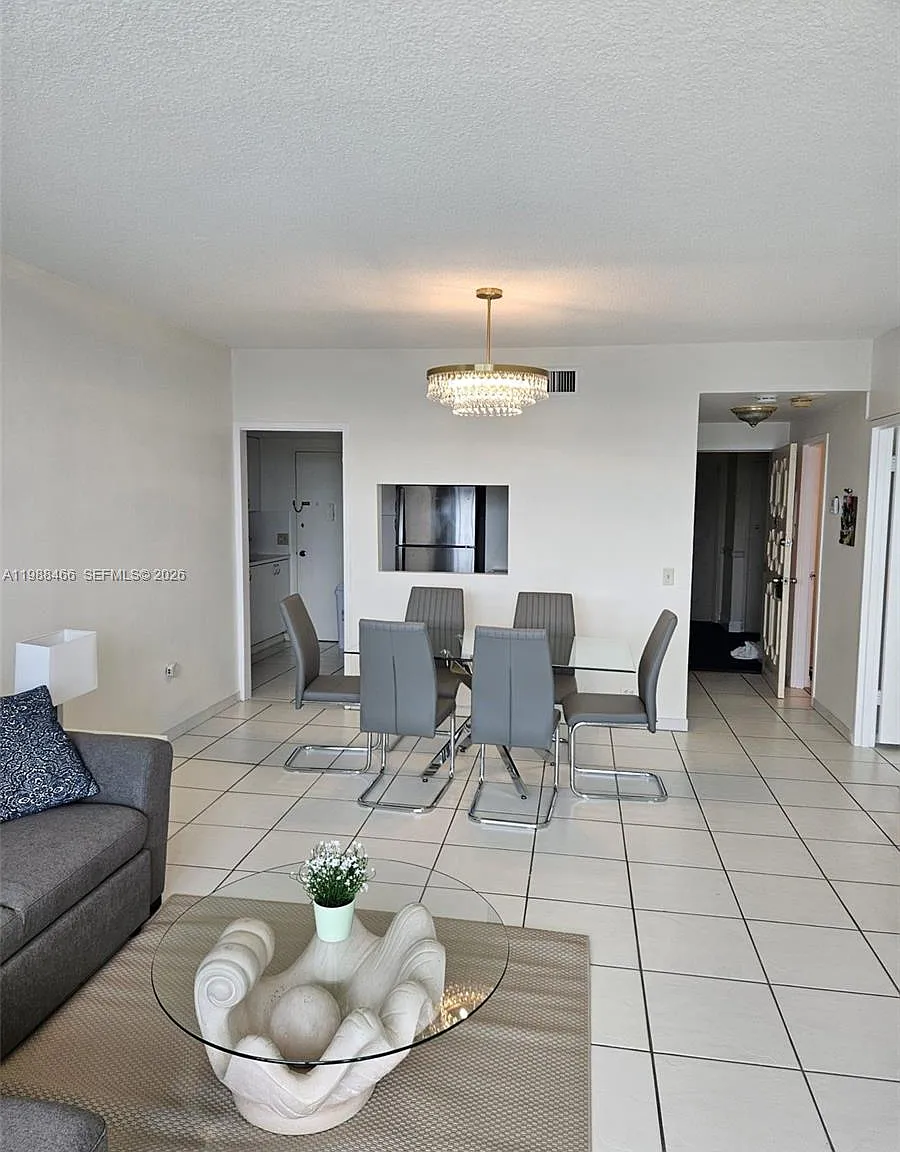 Alexander Towers Condo — Photo 4