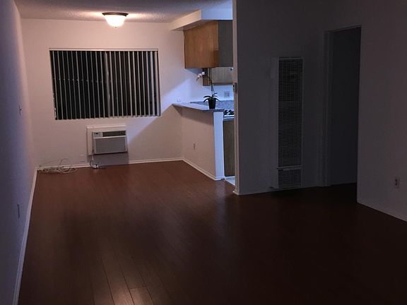 4th image of 18444 Collins St APT 17