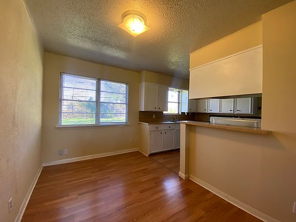 4th image of 288 Berkshire Ln