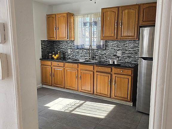 4th image of 1029 73rd Ave