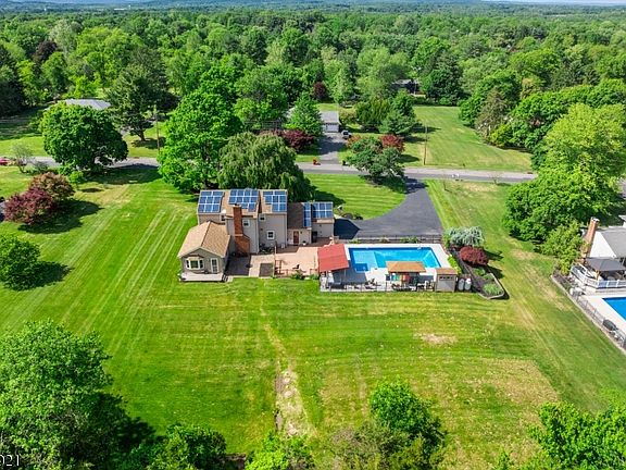 5th image of 8 Garrett Dr