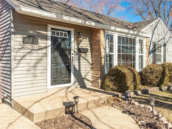 5th image of 985 Woodbine Dr