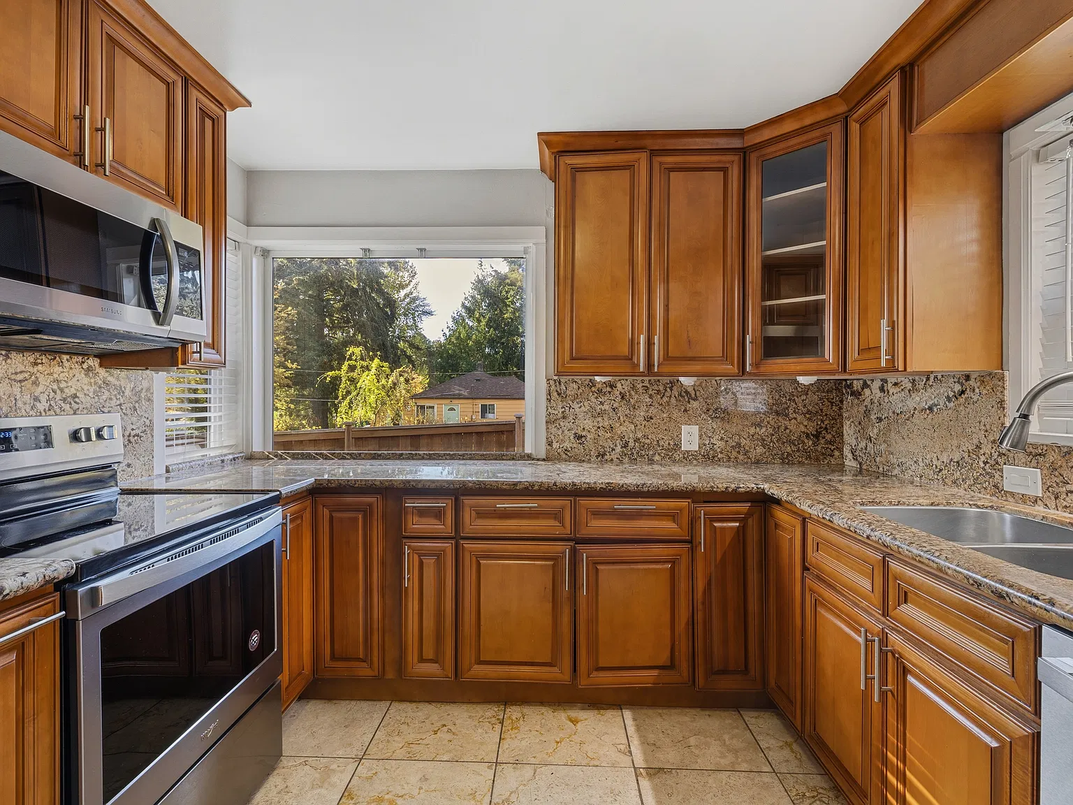 5 bed, 3180 sqft, $3,995 — Photo 4