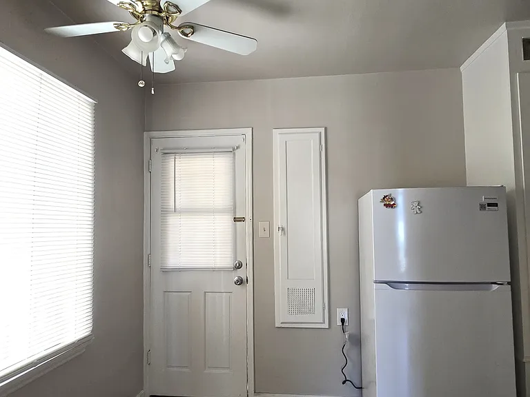 624 Carson St — Photo 1
