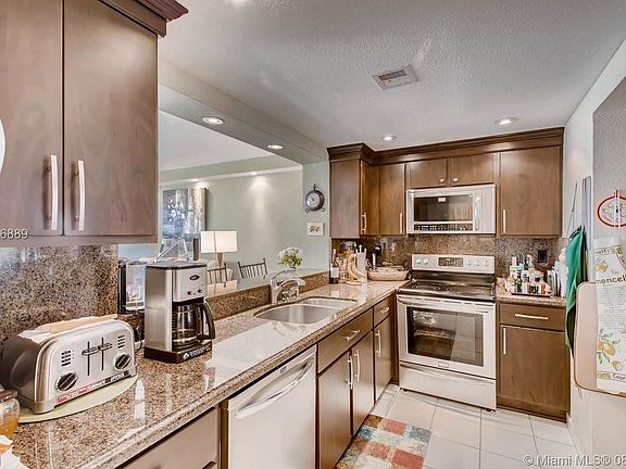5th image of 2555 Collins Ave APT 301