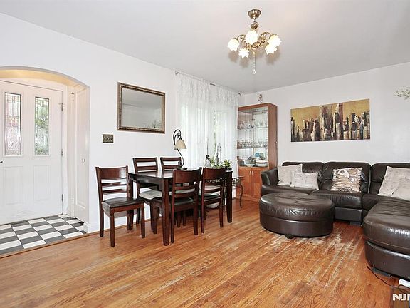 4th image of 163 Monroe Ave