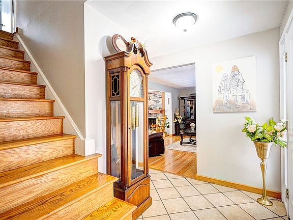 3rd image of 22 Ascot Dr